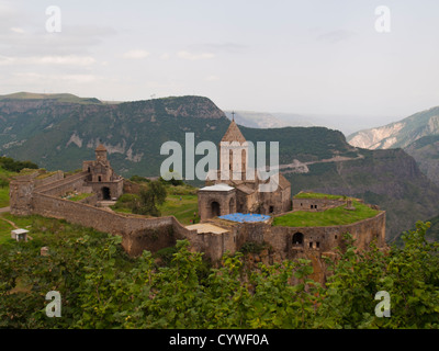 Monastère de Tatev sur le bord rocheux de la montagne Banque D'Images