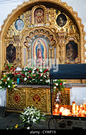 Un autel représentant Notre Dame de Guadalupe dans l église de San Francisco, à Antigua, Guatemala. Banque D'Images