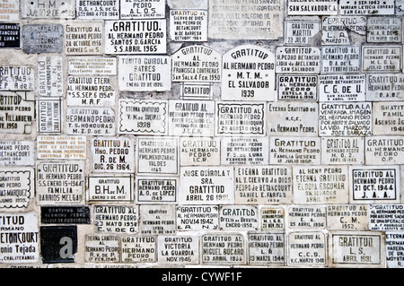 ANTIGUA GUATEMALA (Guatemala) — marqueurs funéraires sur un mur de la maille de Iglesia de San Francisco à Antigua (Guatemala). Banque D'Images