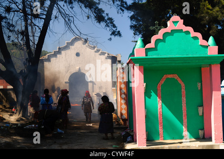 Cérémonie maya Chichicastenango Guatemala // CHICHICASTENANGO, Guatemala — le chaman local effectue une cérémonie traditionnelle K'iche' maya en utilisant des caissons avec de l'encens fumants et de la résine de copal dans une section du cimetière de la ville à la périphérie de Chichicastenango. Chichicastenango est une ville maya indigène dans les hautes terres guatémaltèques à environ 90 miles au nord-ouest de Guatemala City et à une altitude de près de 6 500 pieds. Il est surtout célèbre pour ses marchés le dimanche et le jeudi. Banque D'Images