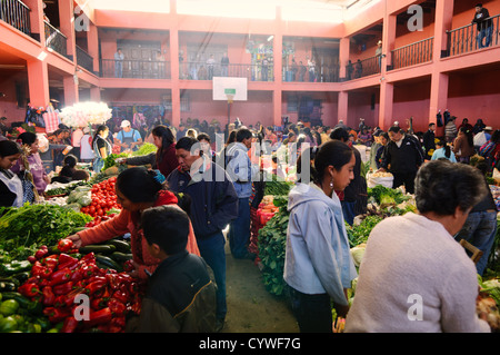 CHICHICASTENANGO, Guatemala - fruits et légumes frais destinés à la vente dans le cadre de la Chichi marché de dimanche. Chichicastenango est une ville maya dans les hautes terres guatémaltèques environ 90 milles au nord-ouest de la ville de Guatemala et à une altitude de près de 6 500 pieds. Il est plus célèbre pour son marché le dimanche et le jeudi. Banque D'Images