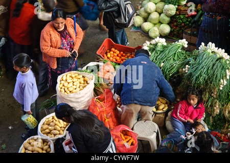 CHICHICASTENANGO, Guatemala - Produits frais stand au marché. Chichicastenango est une ville maya dans les hautes terres guatémaltèques environ 90 milles au nord-ouest de la ville de Guatemala et à une altitude de près de 6 500 pieds. Il est plus célèbre pour son marché le dimanche et le jeudi. Banque D'Images