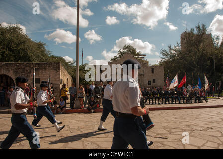 10 novembre 2012 San Antonio, Texas, USA - l'homme de l'équipe de drill Thomas Jefferson high school effectue sur Veteran's Day en face de l'Alamo. Banque D'Images