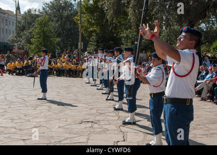 10 novembre 2012 San Antonio, Texas, USA - l'homme de l'équipe de drill Thomas Jefferson high school effectue sur Veteran's Day en face de l'Alamo. Banque D'Images