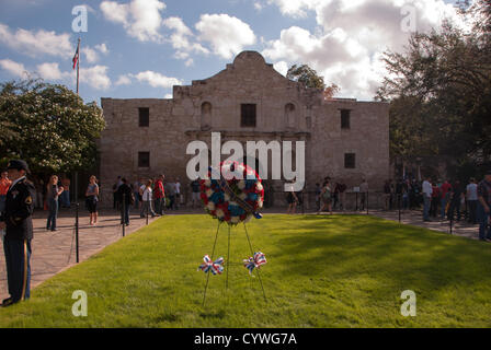 10 novembre 2012 San Antonio, Texas, USA - l'une des deux couronnes qui ont été présentés lors de la Journée des anciens combattants mémorial en face de l'Alamo à San Antonio, Texas. Banque D'Images