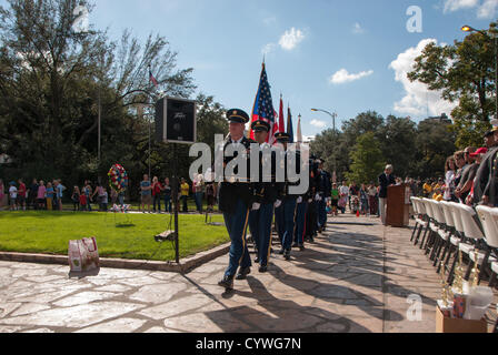 10 novembre 2012 San Antonio, Texas, USA - Le Service Commun Color Guard de Fort Sam Houston présente les couleurs, au cours de la Star Spangled Banner, à la Veteran's Day Memorial en face de l'Alamo à San Antonio, Texas. Banque D'Images