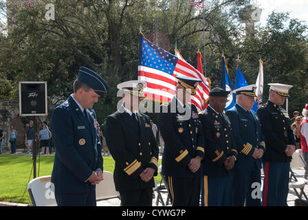 10 novembre 2012 San Antonio, Texas, USA - vous pourrez assister à la militaire distingué Veteran's Day Memorial en face de l'Alamo à San Antonio, Texas. Banque D'Images