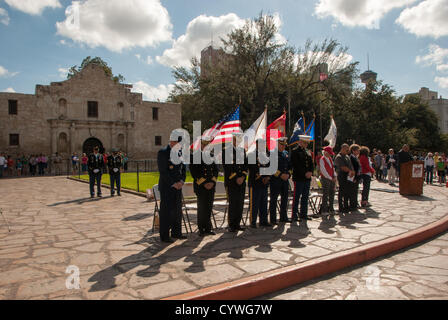 10 novembre 2012 San Antonio, Texas, USA - vous pourrez assister à la militaire distingué Veteran's Day Memorial en face de l'Alamo à San Antonio, Texas. Banque D'Images