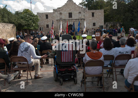 10 novembre 2012 San Antonio, Texas, USA - spectateurs écouter orateurs allocution à la Journée des anciens combattants mémorial en face de l'Alamo à San Antonio, Texas. Banque D'Images