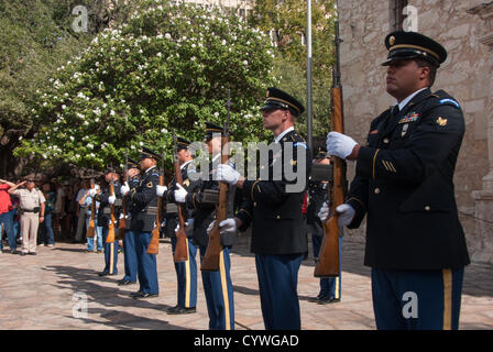 10 novembre 2012 San Antonio, Texas, USA - Les membres de la garde d'honneur Fort Sam se préparer à tirer une salve sur le Veteran's Day Memorial en face de l'Alamo à San Antonio, Texas. Banque D'Images