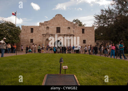 10 novembre 2012 San Antonio, Texas, USA - Le jour de l'ancien combattant, un mémorial a été organisé pour les anciens combattants en face de l'Alamo à San Antonio, Texas. Banque D'Images