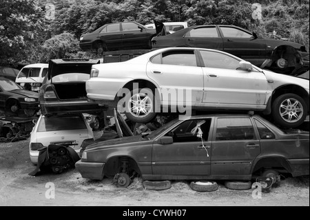 Voitures entassés dans un wreckers yard,macau Banque D'Images