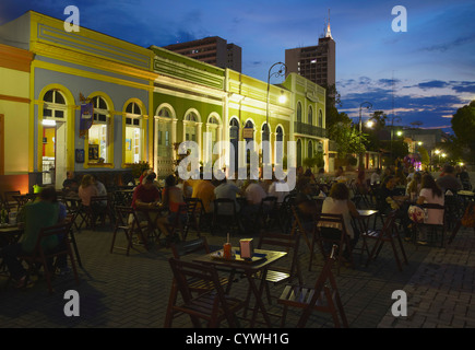Les personnes mangeant de restaurants en plein air Praça Sao Sebastiao (St Sébastien Carré) au crépuscule, Manaus, Amazonas, Brésil Banque D'Images