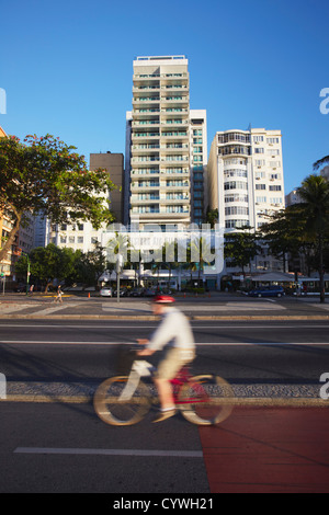 Cycliste passant Pestana Rio Atlantica Hotel sur l'Avenida Atlantica, Copacabana, Rio de Janeiro, Brésil Banque D'Images