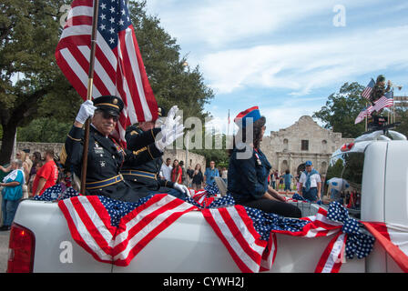 10 novembre 2012 San Antonio, Texas, USA - Anciens Combattants depuis l'Alamo ride durant la parade de jour de vétérans à San Antonio. Plus de 15 000 personnes ont assisté à la parade, qui a commencé près de l'Alamo et terminé Milam Park. Banque D'Images