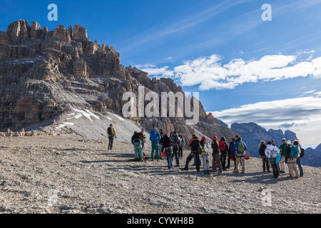 Groupe de grimpeurs au Tre Cime di Lavaredo pics de montagne dans les Alpes Banque D'Images