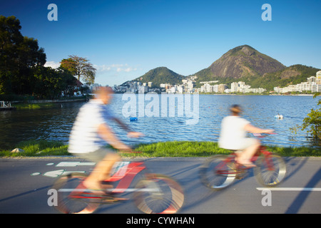 Les gens à vélo le long de la voie autour de Lagoa Rodrigo de Freitas, Rio de Janeiro, Brésil Banque D'Images