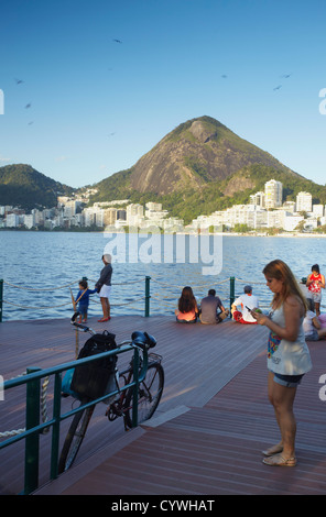 Les gens sur une jetée à Lagoa Rodrigo de Freitas, Rio de Janeiro, Brésil Banque D'Images