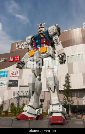 Un modèle à grande échelle de 18 mètres du robot Gundam de la série anime japonais à Diver Odaiba ville Tokyo Japon. Banque D'Images