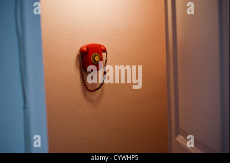 Vieux téléphone rouge. Banque D'Images
