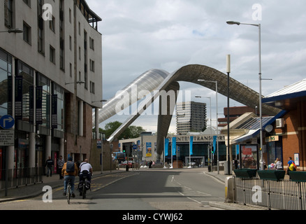 COVENTRY WARWICKSHIRE ; SIR FRANK WHITTLE ARCHES MEMORIAL MUSÉE DES TRANSPORTS AVEC EN ARRIÈRE-PLAN Banque D'Images