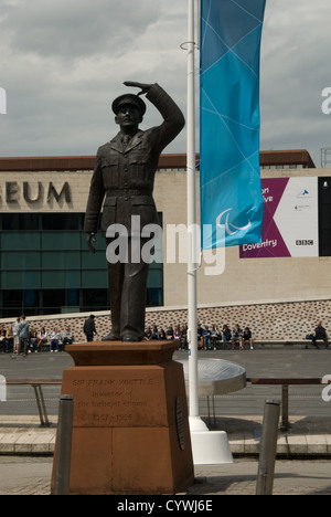 ; WARWICKSHIRE COVENTRY ; la statue commémorative de Sir Frank Whittle EN PLACE DU MILLÉNAIRE. Banque D'Images