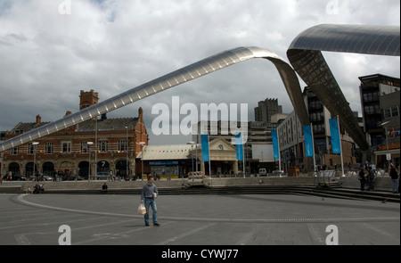 WARWICKSHIRE COVENTRY ; ; le SIR FRANK WHITTLE ARCHES MEMORIAL EN PLACE DU MILLÉNAIRE Banque D'Images