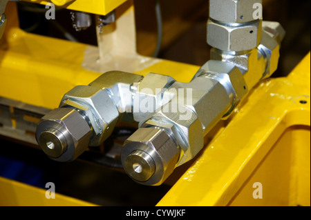 Détails hydraulique sur un fond jaune Banque D'Images