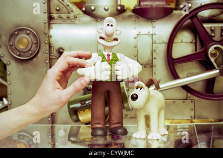 Steve Box personnage clé animateur chez Aardman Animation photographiée avec Wallace et Gromit du gagnant d'un Oscar, 'un rasage de près' Banque D'Images