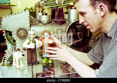 Steve Box personnage clé animateur chez Aardman Animation photographiée avec Wallace & Gromit Wendolene du gagnant d'un Oscar, 'un rasage de près' Banque D'Images