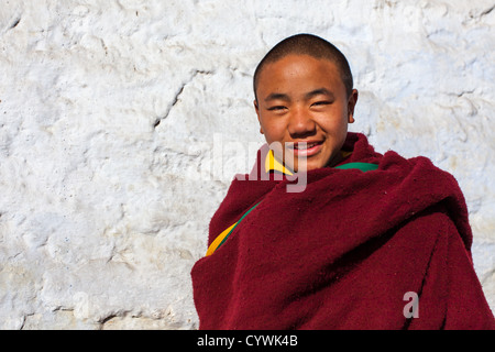 Un jeune moine du monastère Galden Namgey Lhatse, de l'Arunachal Pradesh, Inde Banque D'Images