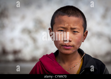 Portrait de jeune moine bouddhiste du monastère Galden Namgey Lhatse, de l'Arunachal Pradesh, Inde Banque D'Images