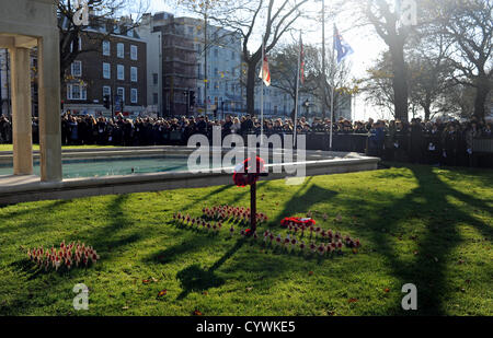 Brighton Sussex UK 11 novembre 2012 - Une grande foule s'est avéré à l'Old Steine monument de guerre à l'Acte du Souvenir en service ce matin Brighton Alamy Live News Banque D'Images
