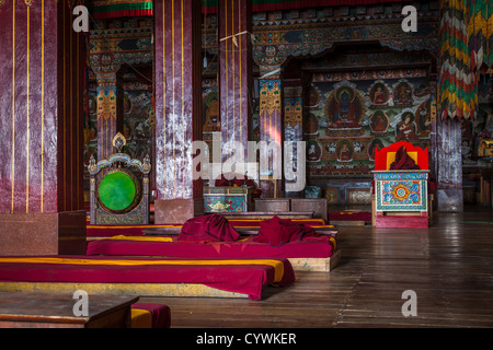 Salle de prière principale, monastère de Namgyal Lhatse Galden, plus grand monastère bouddhiste de l'Inde, de Tawang, de l'Arunachal Pradesh, Inde Banque D'Images