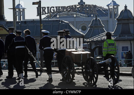 Brighton Sussex UK 11 novembre 2012 - Le transport des armes à feu à l'acte de commémoration publique ce matin à Brighton Banque D'Images