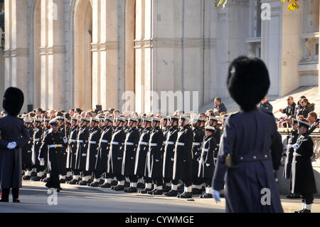 Whitehall, Londres, Royaume-Uni. 11 novembre 2012. Stand à l'attention des troupes sur Whitehall avant le service. Dimanche du souvenir a lieu sur Whitehall à se rappeler les morts de la guerre et des conflits. Les hommes et les femmes de toutes les branches des forces armées ainsi que les organisations civiles et Whitehall ligne depuis mars le cénotaphe comme un acte de souvenir. Alamy Live News Banque D'Images