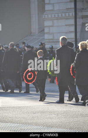 Whitehall, Londres, Royaume-Uni. 11 novembre 2012. La colonne s'approche du cénotaphe des couronnes comme attraper le soleil. Dimanche du souvenir a lieu sur Whitehall à se rappeler les morts de la guerre et des conflits. Les hommes et les femmes de toutes les branches des forces armées ainsi que les organisations civiles et Whitehall ligne depuis mars le cénotaphe comme un acte de souvenir. Alamy Live News Banque D'Images