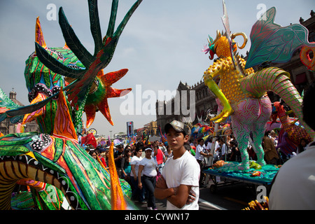 Défilé annuel Alebrijes sur Zocalo à Mexico DF Banque D'Images