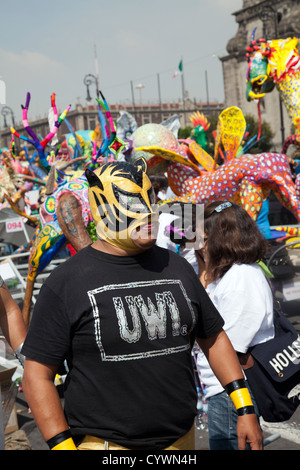 Dans l'homme au masque de catch Alebrijes annuel défilent le Zocalo de Mexico DF Banque D'Images