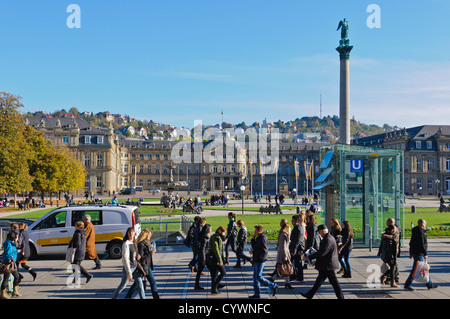 Les gens se promener devant le nouveau palais Neues Schloss Schlossplatz Palace Square Allemagne Stuttgart Königstraße Banque D'Images