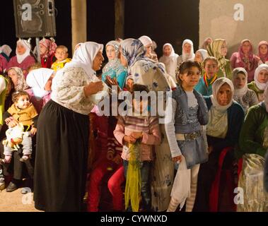 9 novembre 2012 - Tal Jabine, la Syrie : Les femmes se réunissent lors d'un mariage sunnite kurde. Banque D'Images