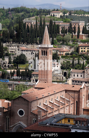 Église de Sant'Anastasia vu de la Torre dei Lamberti, Vérone, Vénétie, Italie Banque D'Images