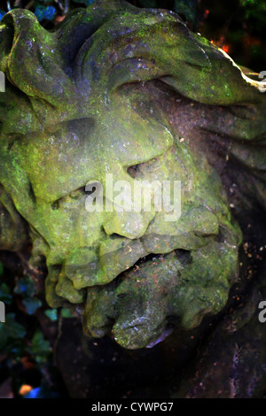 Un montage composite numérique d'une statue du dieu Zeus Banque D'Images