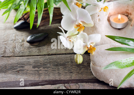 Concept Spa à orchidées décoration sur des planches de bois et des bougies Banque D'Images