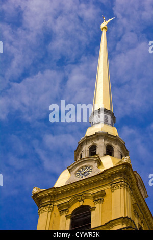 La flèche de la forteresse Pierre et Paul (cathédrale Petropavlovsky) Ciel bleu perçant, Saint-Pétersbourg, Russie Banque D'Images