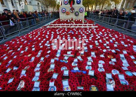 Londres, Royaume-Uni. 11 novembre 2012. Coquelicot coquelicots et couronnes jetées lors de la cérémonie du Souvenir le jour du Souvenir Dimanche, Londres Banque D'Images