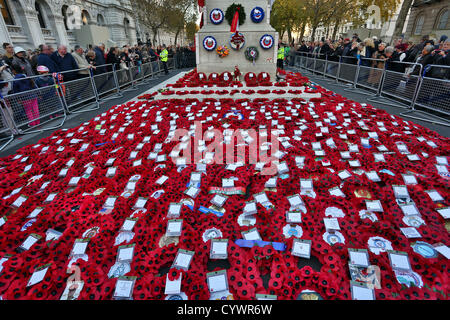 Londres, Royaume-Uni. 11 novembre 2012. Coquelicot coquelicots et couronnes jetées lors de la cérémonie du Souvenir le jour du Souvenir Dimanche, Londres Banque D'Images