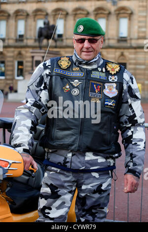 11 novembre 2012, George Square, Glasgow en Écosse. Les autocollants sur la veste en cuir de Mo Solomon, militaires et ex membre de la Royal British Legion motocyclistes, Direction générale de l'Ecosse, au défilé du jour du Souvenir Banque D'Images