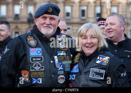 11 novembre 2012, George Square, Glasgow en Écosse. Les autocollants sur la veste en cuir de Brian Hare et Jill Phillip, militaires et ex membre de la Royal British Legion motocyclistes, Direction générale de l'Ecosse, au défilé du jour du Souvenir Banque D'Images