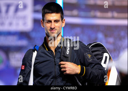 Londres, Royaume-Uni. 11 novembre 2012. Novak Djokovic entre dans l'arène pour le premier match de demi-finale contre Argentinas Juan Martin del Potro à la Barclays ATP World Tour finale au O2 Arena. Alamy Live News Banque D'Images